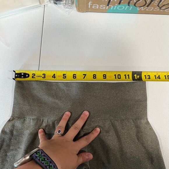 NVGTN Green Compression Seamless Workout Booty Shorts Womens Size Medium - Picture 4 of 5